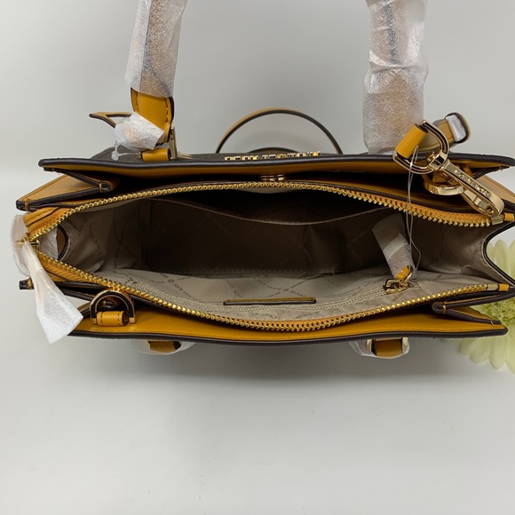 Michael Kors Hope Medium Messenger - Picture 9 of 10